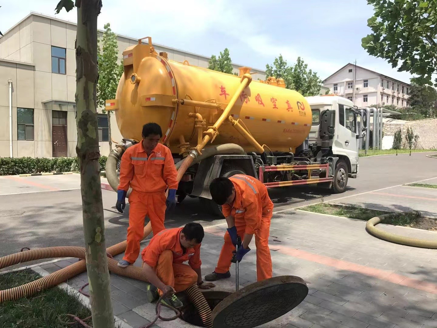 延边朝鲜族管道疏通车停在窨井附近