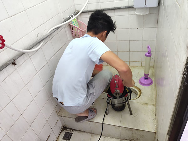 延边朝鲜族管道堵塞冒臭气 专业师傅现场解决问题
